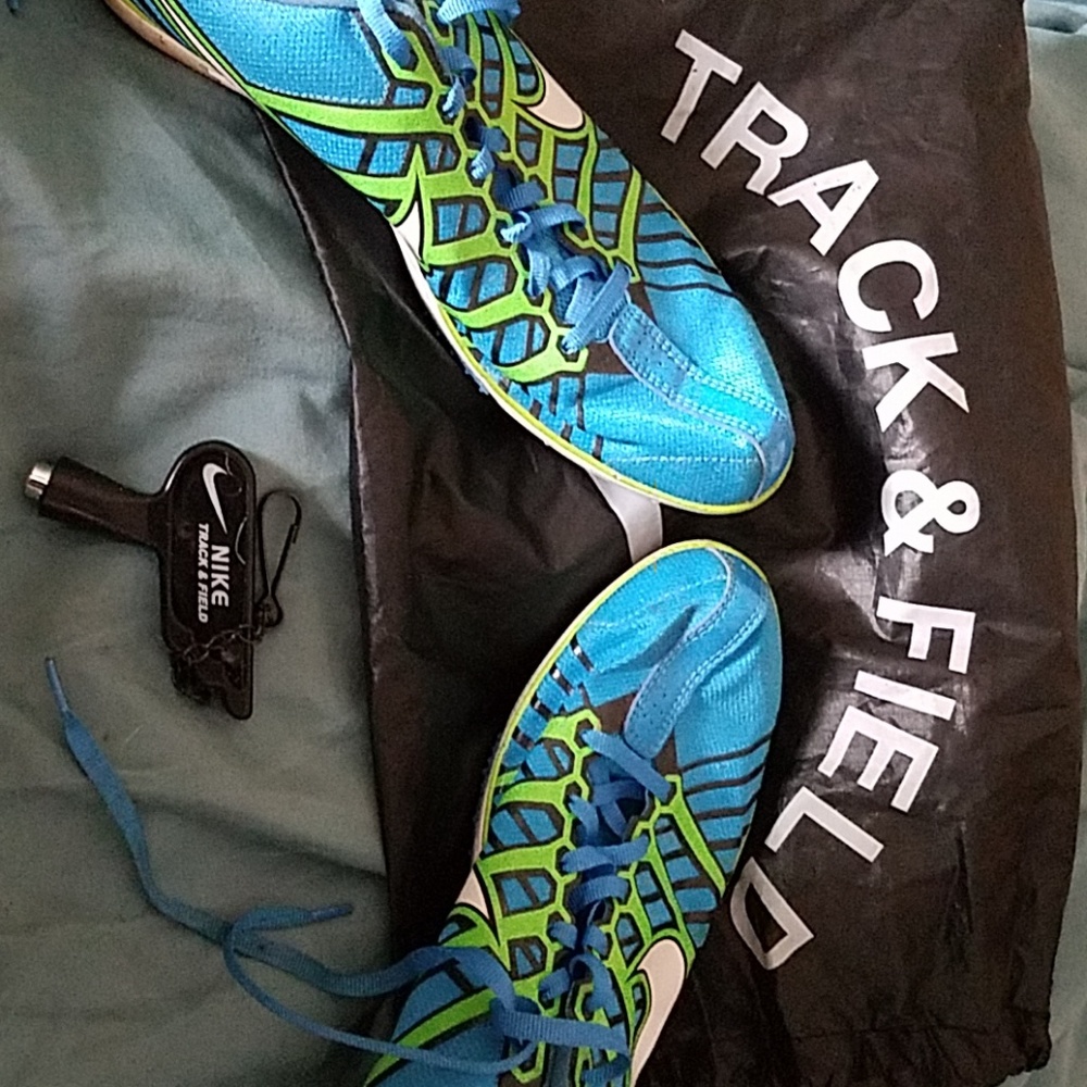 Track shoes with bag and spike changer